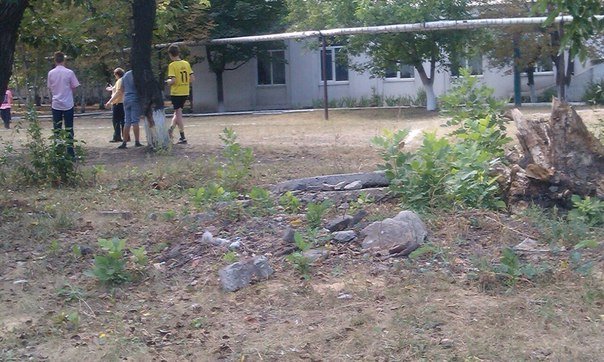 Путь школьника в Димитрове: шагай по «Чистому городу» через мусор и разрушения (фото) - фото 1 Путь школьника в Димитрове: шагай по «Чистому городу» через мусор и разрушения (фото) - фото 1