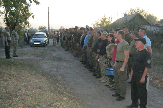 Службова вівчарка допомогла знайти загублену дитину у зоні АТО (Фото) (фото) - фото 1 Службова вівчарка допомогла знайти загублену дитину у зоні АТО (Фото) (фото) - фото 1