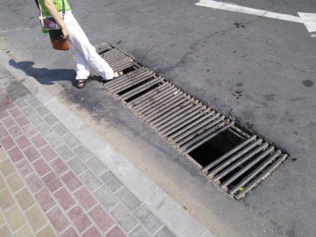 У Тернополі може трапитись нещасний випадок через небезпечну каналізаційну решітку (фото) (фото) - фото 1 У Тернополі може трапитись нещасний випадок через небезпечну каналізаційну решітку (фото) (фото) - фото 1