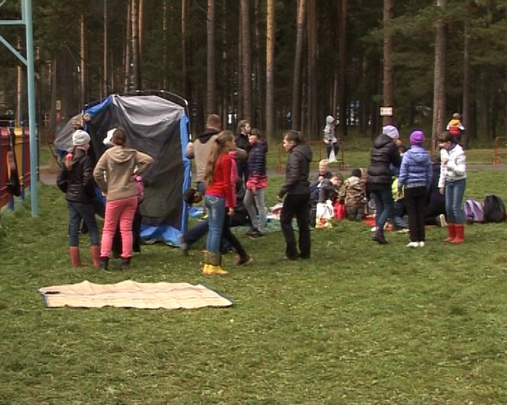Полевские школьники встретили осень в палатках. Фотофакт