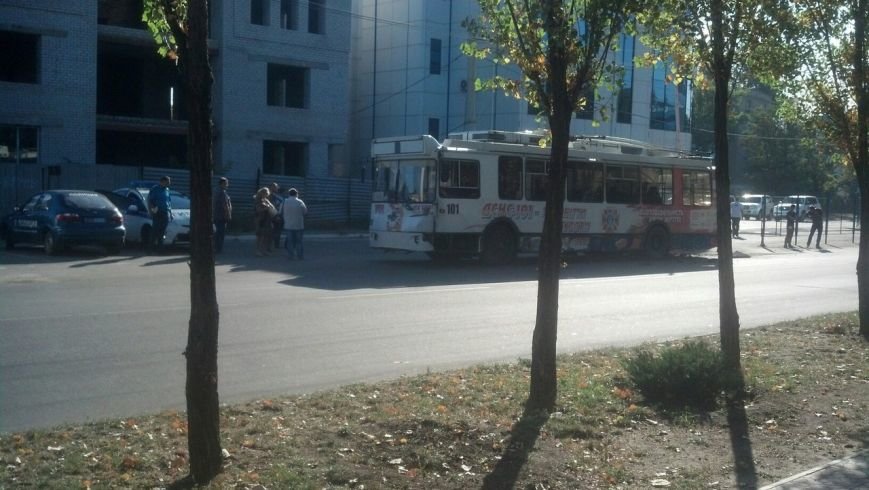В Луганске машина ОБСЕ попала в ДТП с троллейбусом (ФОТОФАКТ) (фото) - фото 4 В Луганске машина ОБСЕ попала в ДТП с троллейбусом (ФОТОФАКТ) (фото) - фото 4