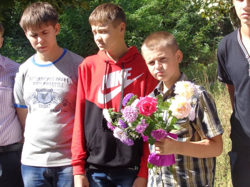 Учащиеся ОШ №6 возложили цветы к братской могиле героев-освободителей Красноармейска (фото) - фото 3 Учащиеся ОШ №6 возложили цветы к братской могиле героев-освободителей Красноармейска (фото) - фото 3