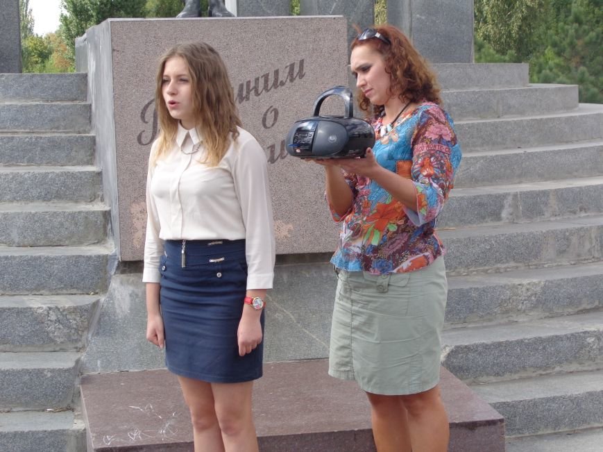 «Здесь место сердцу, не напыщенным словам…» - учащиеся ОШ №2 Красноармейска возложили цветы к братской могиле советских воинов (фото) - фото 5 «Здесь место сердцу, не напыщенным словам…» - учащиеся ОШ №2 Красноармейска возложили цветы к братской могиле советских воинов (фото) - фото 5