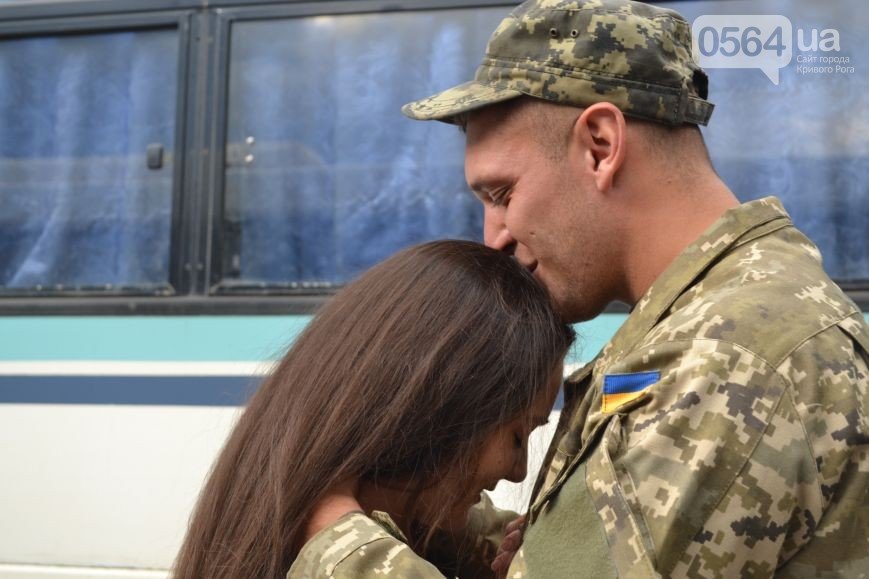 В Кривом Роге: памятники устанавливают «на отцепись», дело по заку... В Кривом Роге: памятники устанавливают «на отцепись», дело по закупке электронных табло передали в суд, встретили демобилизованных бойцов (фото) -...