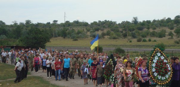 Николаевщина погибшего Героя встречала живым коридором славы (ФОТОРЕПОРТАЖ) (фото) - фото 1 Николаевщина погибшего Героя встречала живым коридором славы (ФОТОРЕПОРТАЖ) (фото) - фото 1