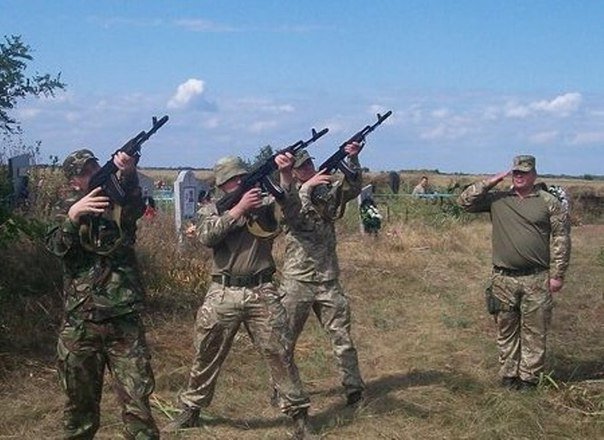Николаевщина погибшего Героя встречала живым коридором славы (ФОТОРЕПОРТАЖ) (фото) - фото 12 Николаевщина погибшего Героя встречала живым коридором славы (ФОТОРЕПОРТАЖ) (фото) - фото 12