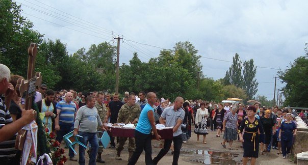Николаевщина погибшего Героя встречала живым коридором славы (ФОТОРЕПОРТАЖ) (фото) - фото 7 Николаевщина погибшего Героя встречала живым коридором славы (ФОТОРЕПОРТАЖ) (фото) - фото 7