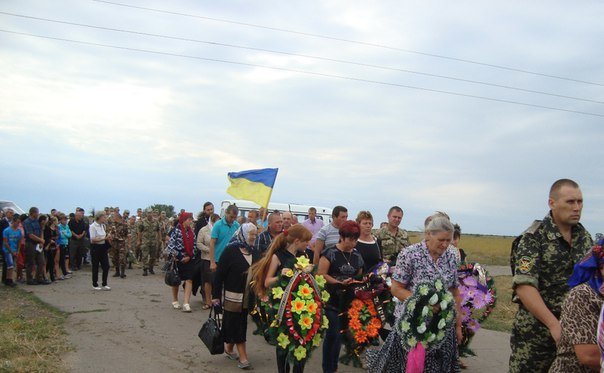 Николаевщина погибшего Героя встречала живым коридором славы (ФОТОРЕПОРТАЖ) (фото) - фото 5 Николаевщина погибшего Героя встречала живым коридором славы (ФОТОРЕПОРТАЖ) (фото) - фото 5