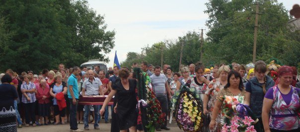 Николаевщина погибшего Героя встречала живым коридором славы (ФОТОРЕПОРТАЖ) (фото) - фото 4 Николаевщина погибшего Героя встречала живым коридором славы (ФОТОРЕПОРТАЖ) (фото) - фото 4
