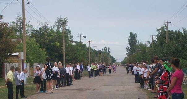 Николаевщина погибшего Героя встречала живым коридором славы (ФОТОРЕПОРТАЖ) (фото) - фото 6 Николаевщина погибшего Героя встречала живым коридором славы (ФОТОРЕПОРТАЖ) (фото) - фото 6