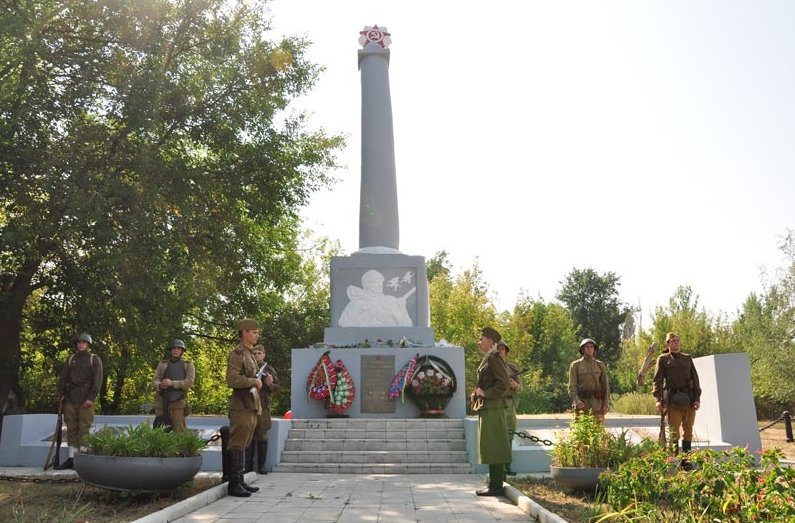 В Славянске почтили память освободителей города (фото) - фото 1 В Славянске почтили память освободителей города (фото) - фото 1
