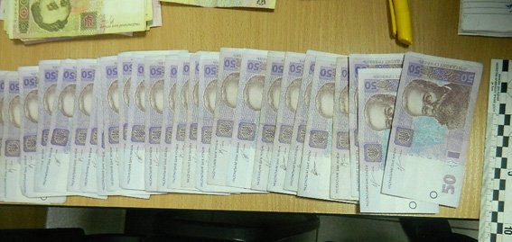 В Киеве мужчина украл из банка 100 тыс. грн (ФОТО) (фото) - фото 1 В Киеве мужчина украл из банка 100 тыс. грн (ФОТО) (фото) - фото 1