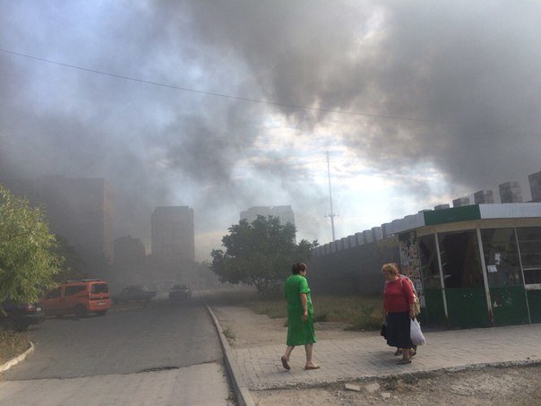В Мариуполе горит Киевский рынок (фото) - фото 1