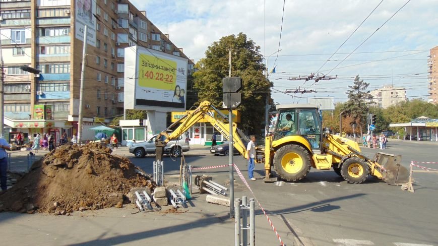 В Мариуполе Горводоканал перекрыл движение на проспекте Ленина (фото) - фото 1 В Мариуполе Горводоканал перекрыл движение на проспекте Ленина (фото) - фото 1