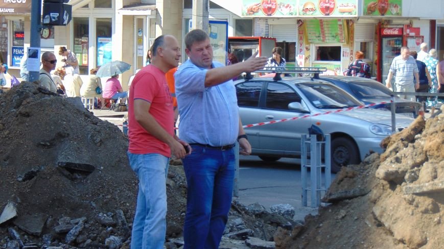 В Мариуполе Горводоканал перекрыл движение на проспекте Ленина (фото) - фото 3 В Мариуполе Горводоканал перекрыл движение на проспекте Ленина (фото) - фото 3