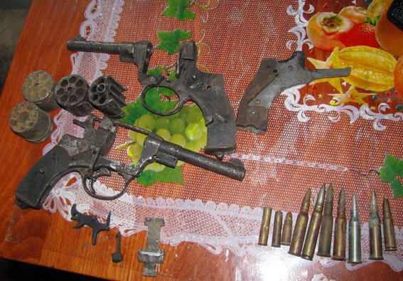 На Полтавщині чоловік вдома зберігав арсенал зброї (фото) - фото 1 На Полтавщині чоловік вдома зберігав арсенал зброї (фото) - фото 1