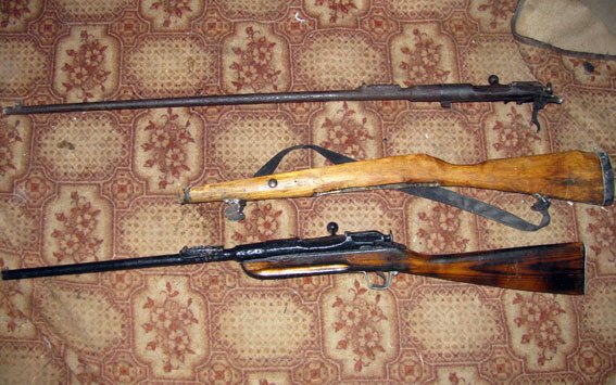 На Полтавщині чоловік вдома зберігав арсенал зброї (фото) - фото 2 На Полтавщині чоловік вдома зберігав арсенал зброї (фото) - фото 2