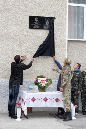 Гімназисти Тернопільщини відкрили дошку пам’яті Тараса Біленького, який загинув у зоні АТО (фото) (фото) - фото 1 Гімназисти Тернопільщини відкрили дошку пам’яті Тараса Біленького, який загинув у зоні АТО (фото) (фото) - фото 1