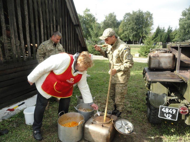 Військовий з Києва на польовій кухні готував кашу для тернополян (фото) (фото) - фото 1 Військовий з Києва на польовій кухні готував кашу для тернополян (фото) (фото) - фото 1