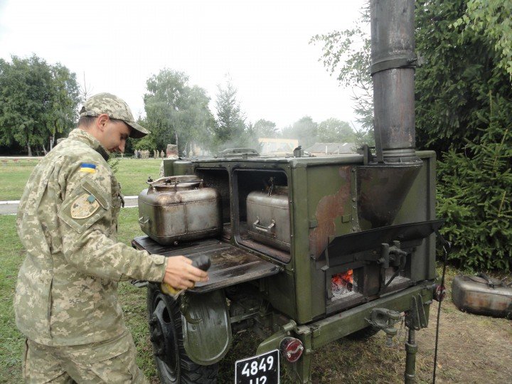 Військовий з Києва на польовій кухні готував кашу для тернополян (фото) (фото) - фото 1 Військовий з Києва на польовій кухні готував кашу для тернополян (фото) (фото) - фото 1
