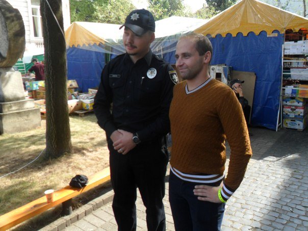 На Форум видавців завітав шеф патрульної поліції Львова, аби придбати книги (ФОТО+ВІДЕО) (фото) - фото 1 На Форум видавців завітав шеф патрульної поліції Львова, аби придбати книги (ФОТО+ВІДЕО) (фото) - фото 1