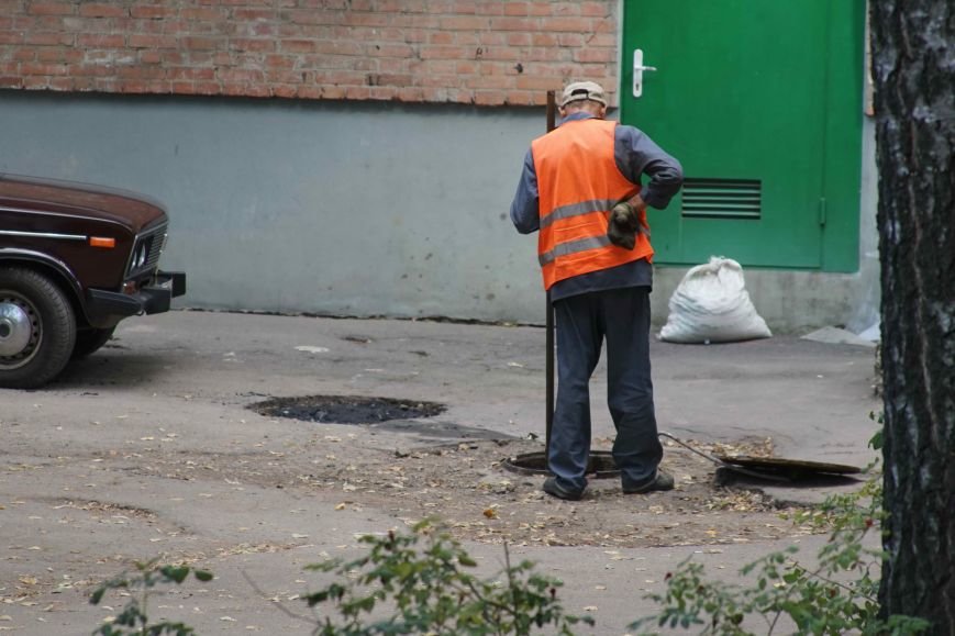 Як у Полтаві сміття з каналізації опиняється на вулиці. Фотофакт (фото) - фото 1 Як у Полтаві сміття з каналізації опиняється на вулиці. Фотофакт (фото) - фото 1