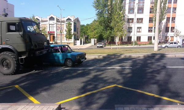 Боевики в Донецке устроили очередное ДТП (ФОТО) (фото) - фото 2 Боевики в Донецке устроили очередное ДТП (ФОТО) (фото) - фото 2