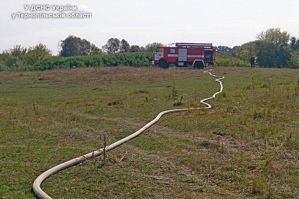 На Тернопільщині через пожежу торфу може вибухнути газопровід (фото) (фото) - фото 1 На Тернопільщині через пожежу торфу може вибухнути газопровід (фото) (фото) - фото 1