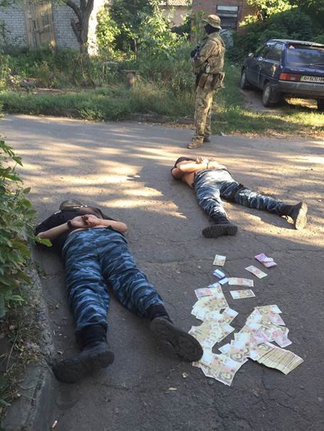 В Славянске прошла серия задержаний милиционеров-вымогателей. ФОТО-ВИДЕО (фото) - фото 1 В Славянске прошла серия задержаний милиционеров-вымогателей. ФОТО-ВИДЕО (фото) - фото 1