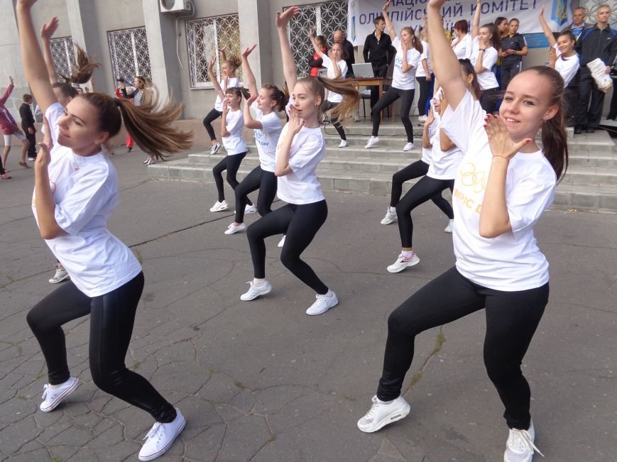 «Україно, будьмо!» - в Красноармейске прошла энергичная и бодрая общегородская зарядка (фото) - фото 2 «Україно, будьмо!» - в Красноармейске прошла энергичная и бодрая общегородская зарядка (фото) - фото 2