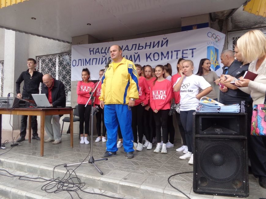 «Україно, будьмо!» - в Красноармейске прошла энергичная и бодрая общегородская зарядка (фото) - фото 2 «Україно, будьмо!» - в Красноармейске прошла энергичная и бодрая общегородская зарядка (фото) - фото 2