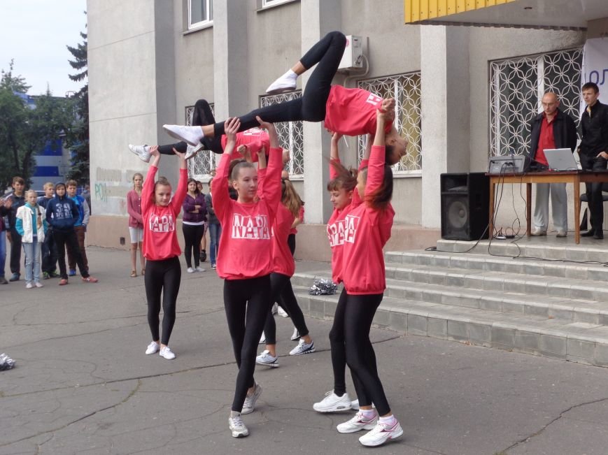 «Україно, будьмо!» - в Красноармейске прошла энергичная и бодрая общегородская зарядка (фото) - фото 2 «Україно, будьмо!» - в Красноармейске прошла энергичная и бодрая общегородская зарядка (фото) - фото 2