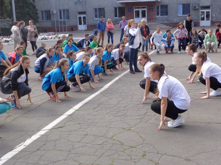 «Україно, будьмо!» - в Красноармейске прошла энергичная и бодрая общегородская зарядка (фото) - фото 2 «Україно, будьмо!» - в Красноармейске прошла энергичная и бодрая общегородская зарядка (фото) - фото 2