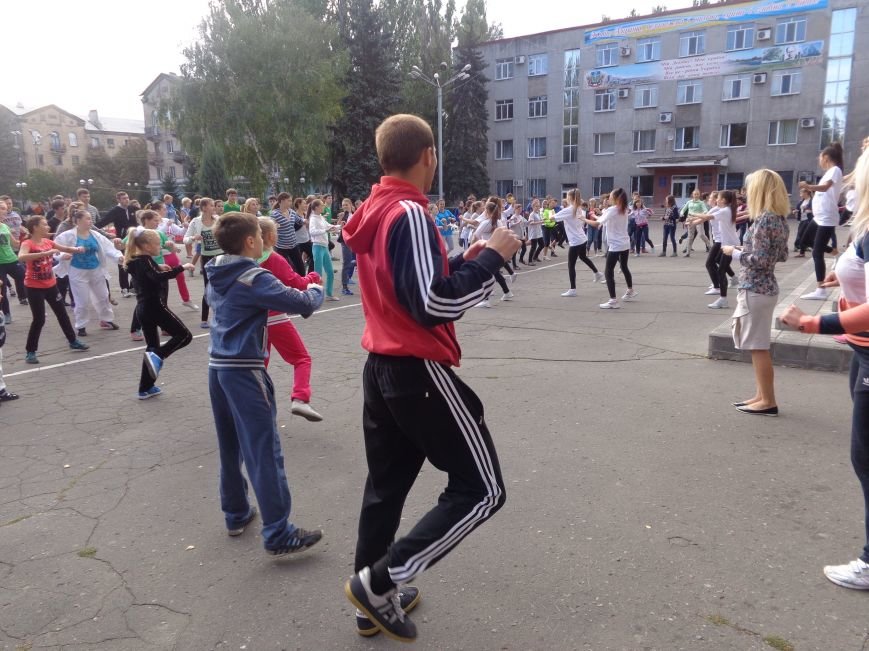 «Україно, будьмо!» - в Красноармейске прошла энергичная и бодрая общегородская зарядка (фото) - фото 2 «Україно, будьмо!» - в Красноармейске прошла энергичная и бодрая общегородская зарядка (фото) - фото 2