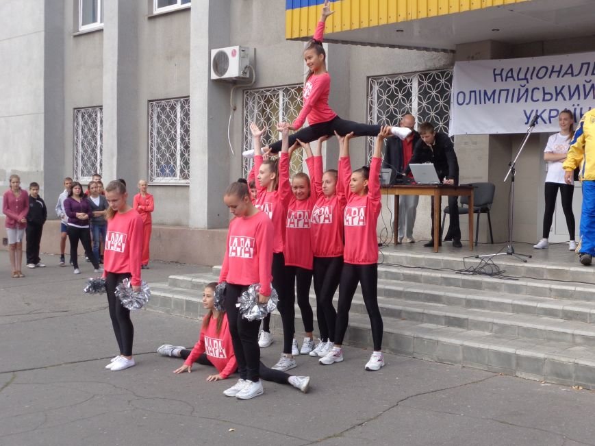 «Україно, будьмо!» - в Красноармейске прошла энергичная и бодрая общегородская зарядка (фото) - фото 2 «Україно, будьмо!» - в Красноармейске прошла энергичная и бодрая общегородская зарядка (фото) - фото 2