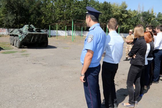 В Мариуполе школьников накормили армейским обедом (ФОТО) (фото) - фото 1 В Мариуполе школьников накормили армейским обедом (ФОТО) (фото) - фото 1