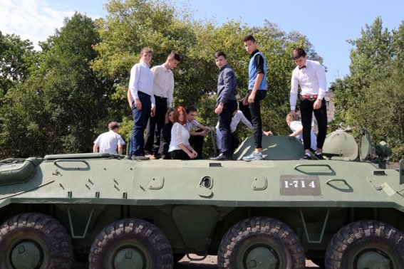 В Мариуполе школьников накормили армейским обедом (ФОТО) (фото) - фото 1 В Мариуполе школьников накормили армейским обедом (ФОТО) (фото) - фото 1
