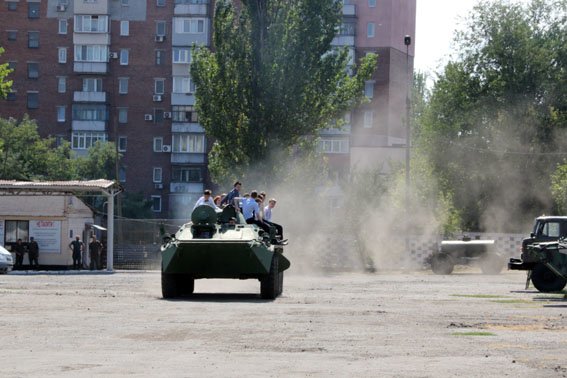 В Мариуполе школьников накормили армейским обедом (ФОТО) (фото) - фото 1 В Мариуполе школьников накормили армейским обедом (ФОТО) (фото) - фото 1