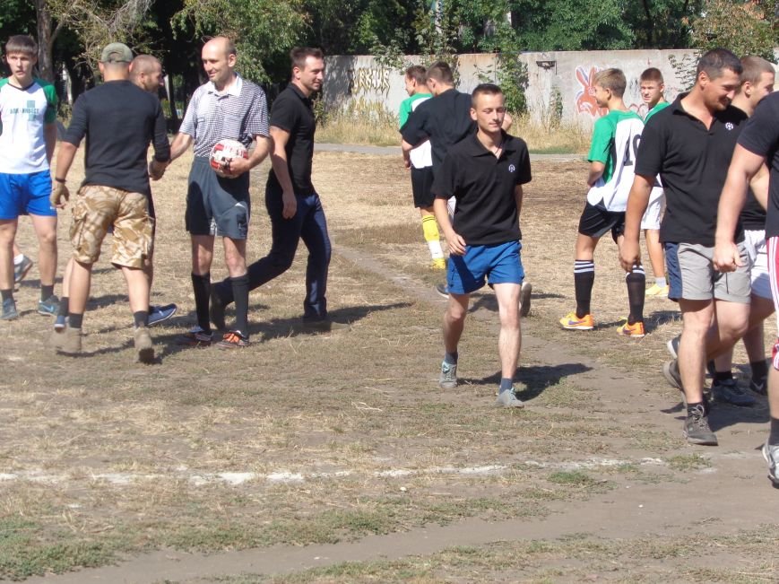 Футбольный дебют: полк «Днепр-1» впервые сыграл с учащимися ОШ №2 Красноармейска (фото) - фото 1 Футбольный дебют: полк «Днепр-1» впервые сыграл с учащимися ОШ №2 Красноармейска (фото) - фото 1
