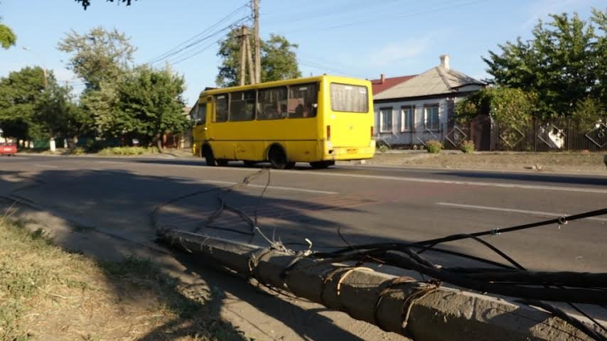 В Мариуполе в 300 метрах от спасателей проезжую часть перегородил столб (ФОТО) (фото) - фото 1 В Мариуполе в 300 метрах от спасателей проезжую часть перегородил столб (ФОТО) (фото) - фото 1