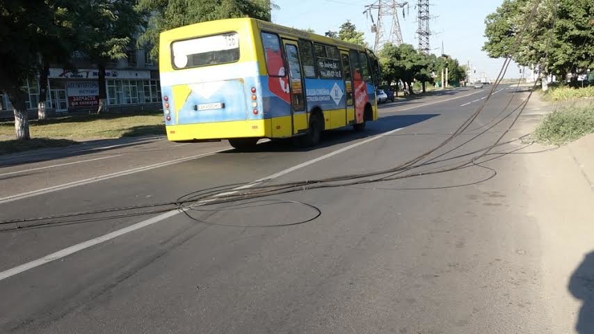 В Мариуполе в 300 метрах от спасателей проезжую часть перегородил столб (ФОТО) (фото) - фото 1 В Мариуполе в 300 метрах от спасателей проезжую часть перегородил столб (ФОТО) (фото) - фото 1