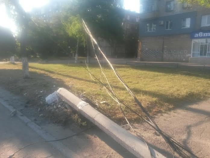 В Мариуполе в 300 метрах от спасателей проезжую часть перегородил столб (ФОТО) (фото) - фото 1 В Мариуполе в 300 метрах от спасателей проезжую часть перегородил столб (ФОТО) (фото) - фото 1