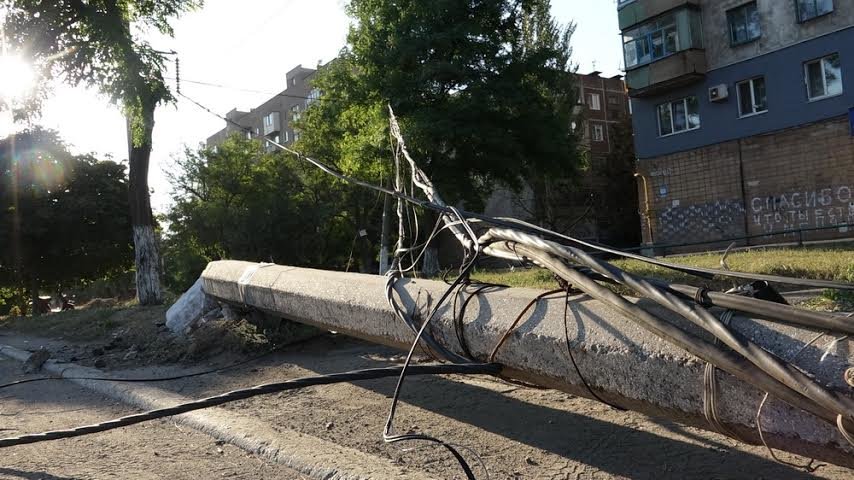 В Мариуполе в 300 метрах от спасателей проезжую часть перегородил столб (ФОТО) (фото) - фото 1 В Мариуполе в 300 метрах от спасателей проезжую часть перегородил столб (ФОТО) (фото) - фото 1