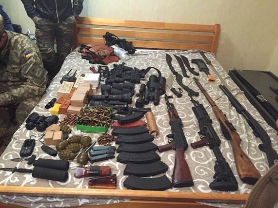 У группировки, готовившей заказные убийства в Киеве, изъяли арсенал оружия (ФОТО, ВИДЕО) (фото) - фото 2 У группировки, готовившей заказные убийства в Киеве, изъяли арсенал оружия (ФОТО, ВИДЕО) (фото) - фото 2