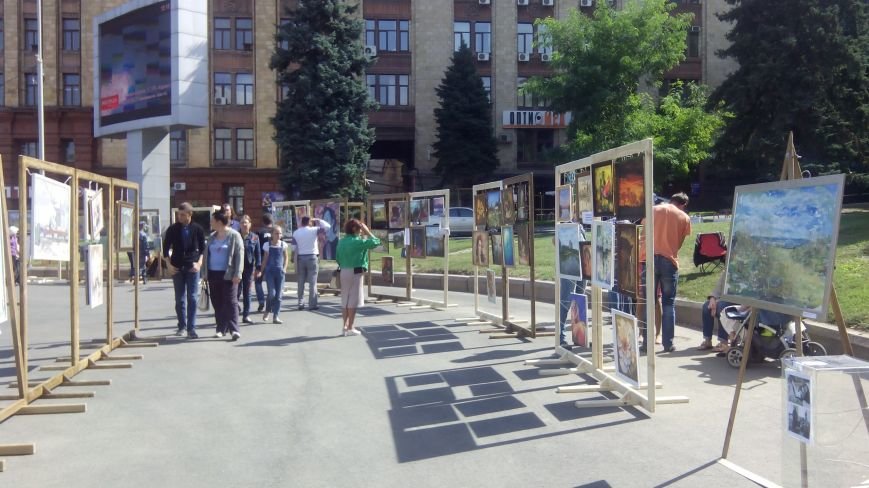 На День города днепропетровцы нарисовали самую большую картину в Украине (ФОТО) (фото) - фото 2 На День города днепропетровцы нарисовали самую большую картину в Украине (ФОТО) (фото) - фото 2