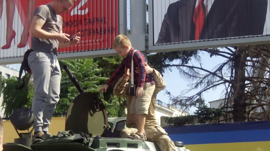На День города днепропетровцы нарисовали самую большую картину в Украине (ФОТО) (фото) - фото 6 На День города днепропетровцы нарисовали самую большую картину в Украине (ФОТО) (фото) - фото 6