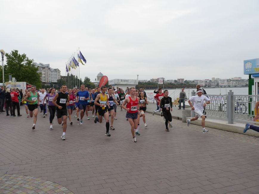 Понад 100 спортсменів-аматорів взяли участь у легкоатлетичному пробігу “Тернопільська Озеряна» (Фоторепортаж) (фото) - фото 1 Понад 100 спортсменів-аматорів взяли участь у легкоатлетичному пробігу “Тернопільська Озеряна» (Фоторепортаж) (фото) - фото 1