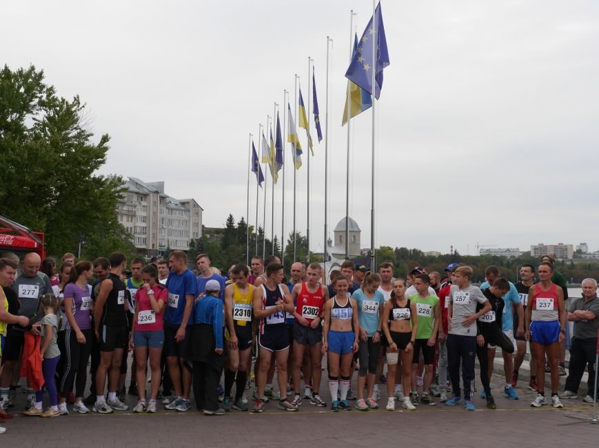 Понад 100 спортсменів-аматорів взяли участь у легкоатлетичному пробігу “Тернопільська Озеряна» (Фоторепортаж) (фото) - фото 1 Понад 100 спортсменів-аматорів взяли участь у легкоатлетичному пробігу “Тернопільська Озеряна» (Фоторепортаж) (фото) - фото 1