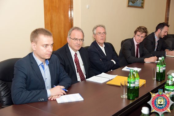 Делегация ООН увидела, как организована работа милиции Донецкой области в условиях беспощадной АТО (фото) - фото 3 Делегация ООН увидела, как организована работа милиции Донецкой области в условиях беспощадной АТО (фото) - фото 3