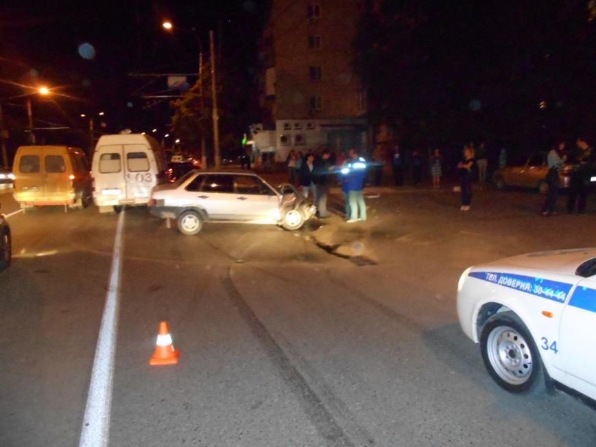 В Волгограде в результате аварии перевернулся автомобиль «скорой помощи»